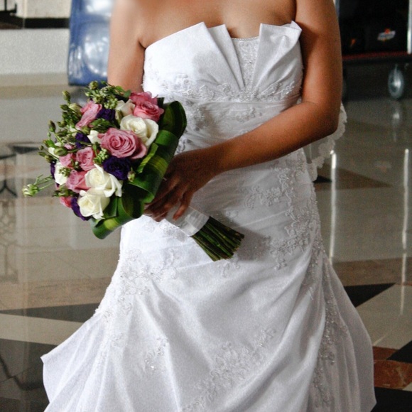 SALE! David’s Bridal wedding dress - Picture 5 of 7